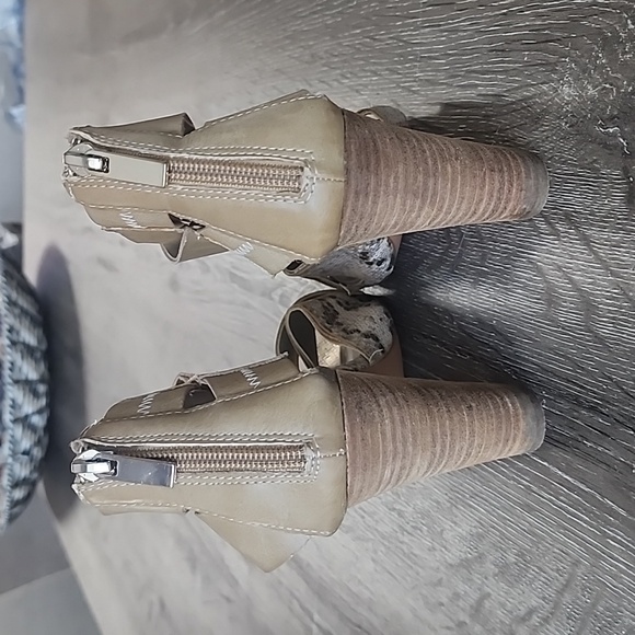 Betsey Johnson Bazar Open Toe Ankle Strap Stacked Heel Sandal Tan/Snake 6 - Picture 3 of 10